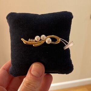 Elegant Gold and Pearl Brooch